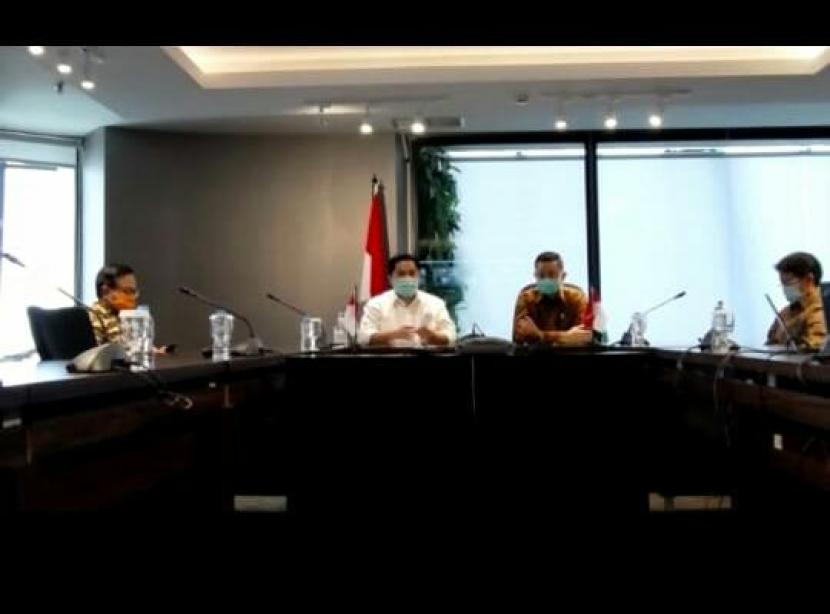 Menteri BUMN Erick Thohir menerima bantuan APD dari Menteri Sosial Juliari Batubara di Jakarta, Selasa (7/4) 