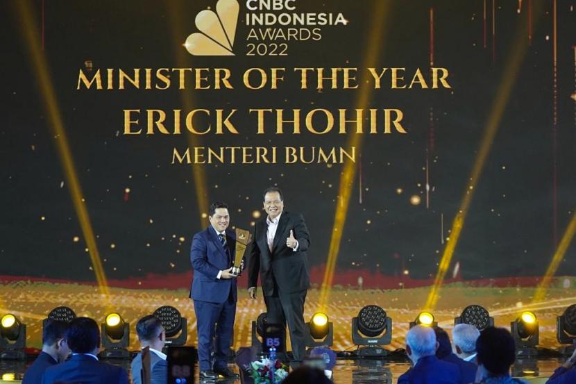 Menteri BUMN Erick Thohir menerima penghargaan sebagai Minister of the Year 2022 dari CNBC Indonesia di Jakarta, Senin (12/12).