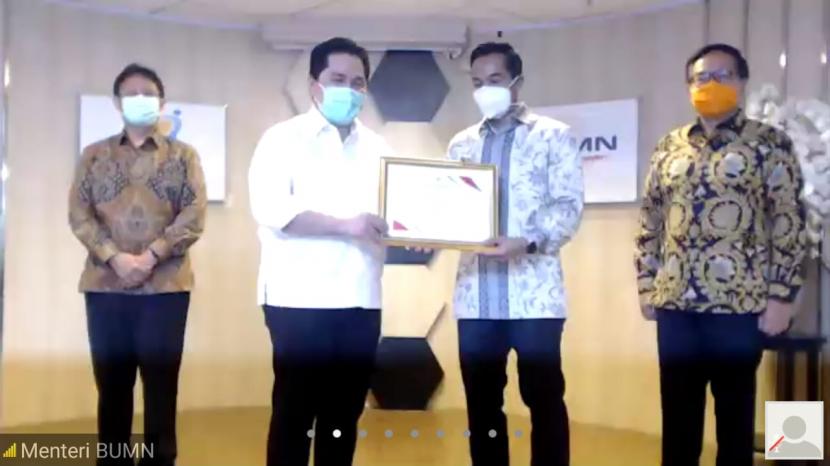 Menteri BUMN Erick Thohir menerima sejumlah bantuan untuk penanganan Korona dari swasta di Jakarta, Selasa (7/4).