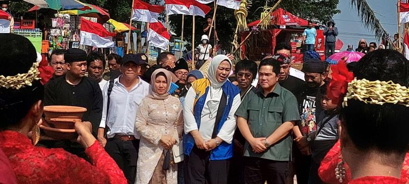 Menteri BUMN Erick Thohir menghadiri acara Hayu urang Ngamumule Budaya Karuhun di Desa Cikampek Pusaka, Kecamatan Cikampek, Karawang, Jawa Barat pada Sabtu (17/9). 