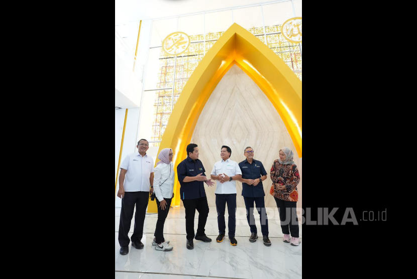 Menteri BUMN Erick Thohir meninjau proyek pembangunan masjid oleh Bank Syariah Indonesia di Bakauheni Harbour City (BHC), proyek kawasan terintegrasi yang akan menjadi ikon pariwisata di Lampung, Kamis (1/12/2022). 