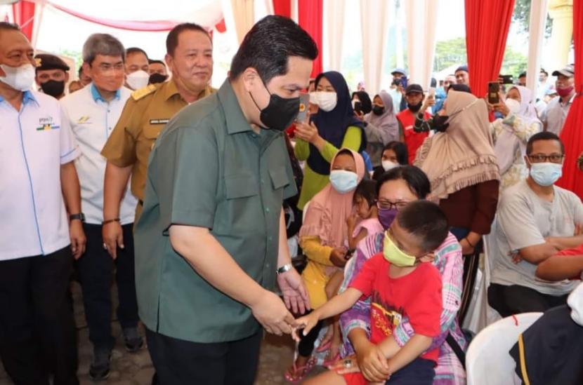 Menteri BUMN Erick Thohir menghadiri operasi pasar murah minyak goreng dan gula pasir di PTPN VII Bandar Lampung, Selasa (10/5/2022). 