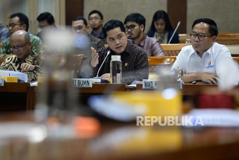 Menteri BUMN Erick Thohir mengikuti rapat dengan panitia kerja (Panja) di ruangan Komisi VI DPR, di kompleks Parlemen, Jakarta, Rabu (29/1).