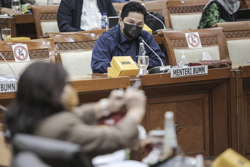 Menteri BUMN Erick Thohir mengikuti rapat kerja dengan Komisi VI DPR di Kompleks Parlemen, Senayan, Jakarta, Kamis (3/6/2021). Rapat tersebut membahas Rencana Kerja Pemerintah Kementerian/Lembaga (RKP K/L) dan Rencana Kerja dan Anggaran Kementerian/Lembaga (RKA K/L) Tahun 2022. 