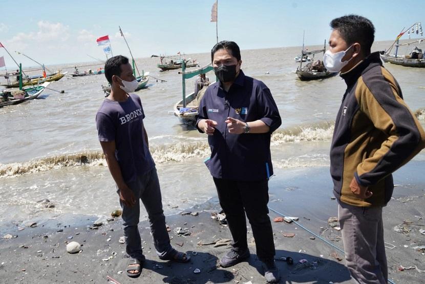Menteri BUMN Erick Thohir mengunjungi kampung nelayan Nambangan, Kenjeran, Surabaya, Ahad (15/8). 