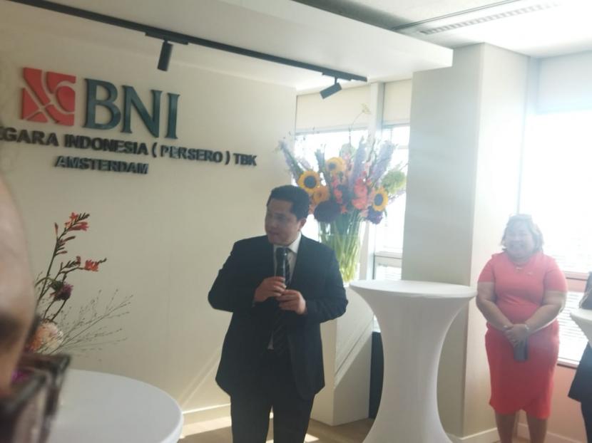 Menteri BUMN Erick Thohir mengunjungi Kantor Representatif BNI Amsterdam di Gedung World Trade Center (WTC) Amsterdam, Belanda. Menteri Badan Usaha Milik Negara (BUMN) Erick Thohir mendorong PT Bank Negara Indonesia (Persero) atau BNI mengoptimalkan potensi usaha para diaspora Indonesia di Belanda. Erick menyampaikan diaspora Indonesia punya potensi besar bidang kuliner di Belanda.