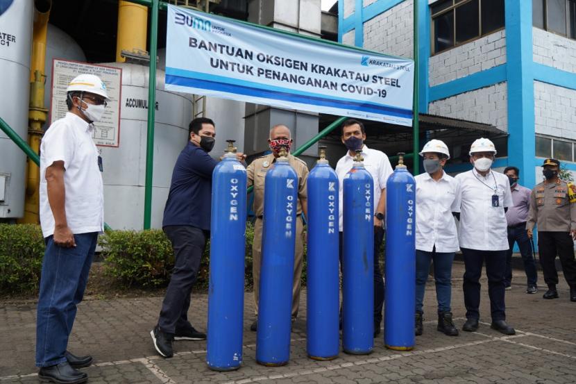 Menteri BUMN Erick Thohir meninjau kegiatan penyaluran bantuan oksigen di Pabrik Gas Industri Krakatau Steel, Selasa (13/7).