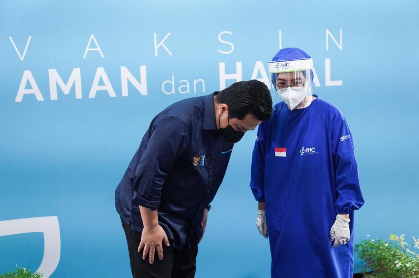 Menteri BUMN Erick Thohir meninjau kegiatan vaksinasi para tenaga kesehatan, asisten dan penunjang tenaga kesehatan (nakes) di RS Pusat Pertamina, Jakarta, Senin (18/1). 