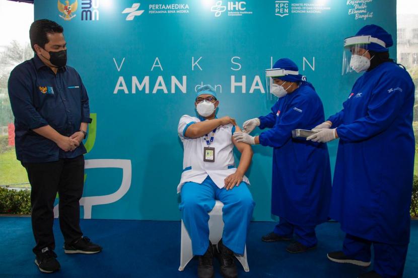 Menteri BUMN Erick Thohir meninjau kegiatan vaksinasi para tenaga kesehatan, asisten dan penunjang tenaga kesehatan (nakes) di RS Pusat Pertamina, Jakarta, Senin (18/1). Juru Bicara Vaksinasi Covid-19 dari Kementerian Kesehatan (Kemenkes) Siti Nadia Tarmizi mengatakan, 181,5 juta jiwa penduduk Indonesia diharapkan bisa mendapatkan vaksin Covid-19 dalam kurun waktu 15 bulan. 