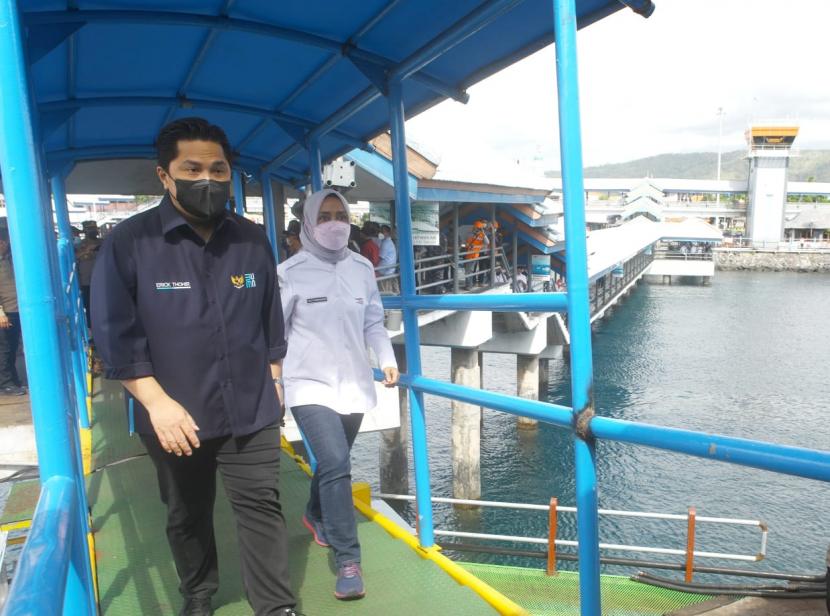 Menteri BUMN Erick Thohir meninjau layanan operasional dan penerapan integrasi data kesehatan PeduliLindungi bagi pengguna jasa transportasi penyeberangan di Pelabuhan Ketapang, Banyuwangi dan Pelabuhan Gilimanuk, Bali, Ahad (19/9).