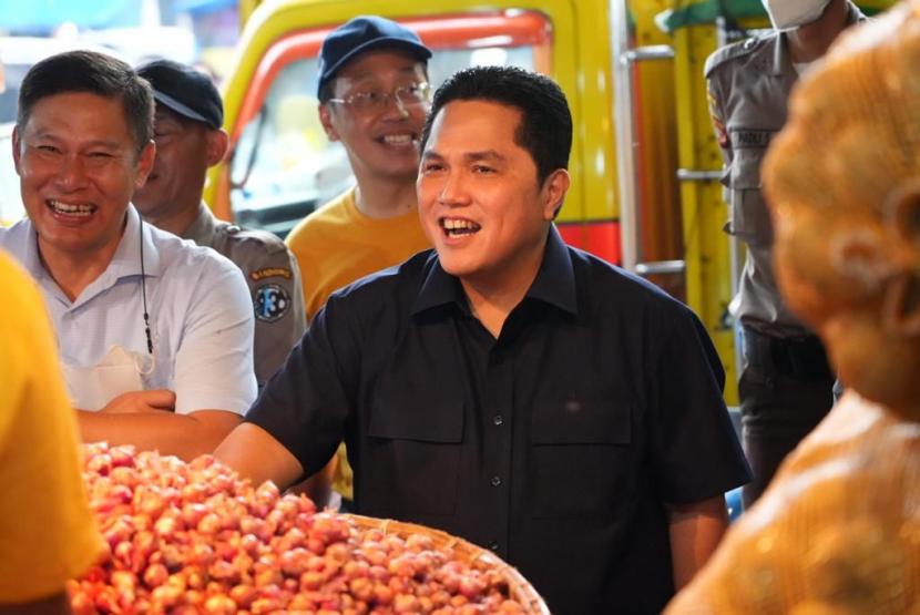 Menteri BUMN Erick Thohir meninjau pelaksanaan digitalisasi transaksi di Pasar Induk Caringin Bandung, Sabtu (13/8/2022).