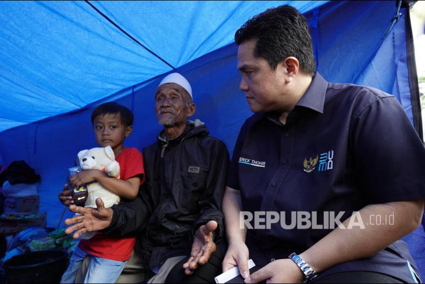 Menteri BUMN Erick Thohir meninjau posko utama Satgas Bencana BUMN di Perhutani KPH Cianjur, dan beberapa titik gempa di sekitar Limbangan Sari, Jumat (25/11/2022).