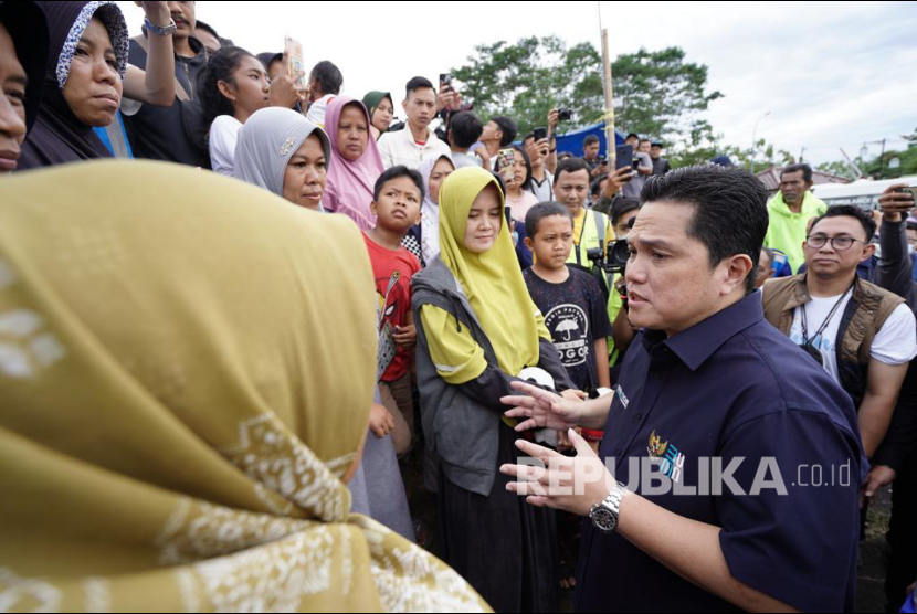 Menteri BUMN Erick Thohir meninjau posko utama Satgas Bencana BUMN di Perhutani KPH Cianjur, dan beberapa titik gempa di sekitar Limbangan Sari, Jumat (25/11/2022).