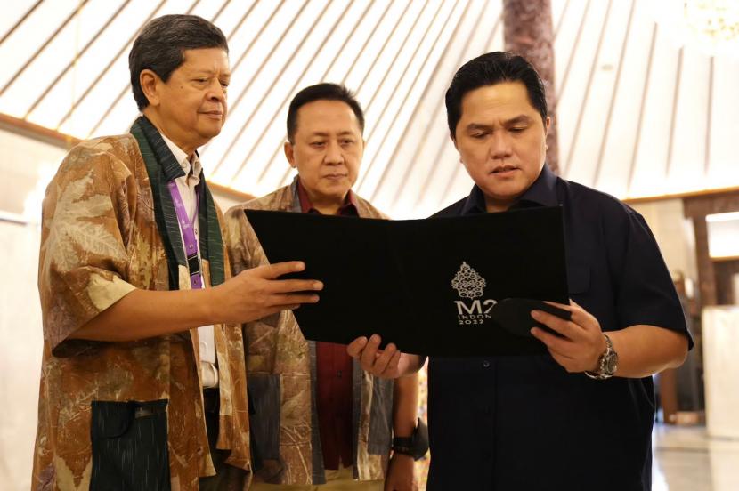 Menteri BUMN Erick Thohir berdiskusi dengan Chandra Darusman dan Triawan Munaf terkait M20.