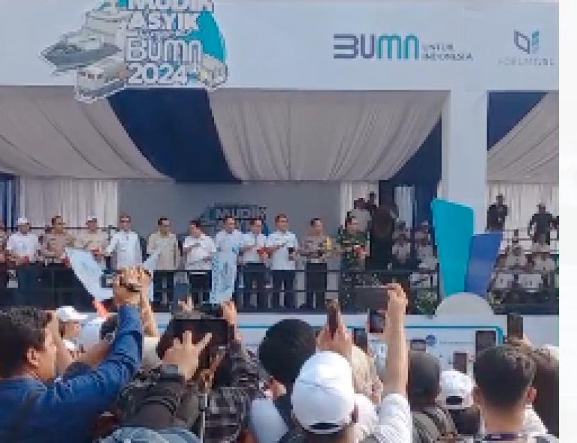 Menteri BUMN Erick Thohir, Menteri Perhubungan Budi Karya Sumadi, hingga Penjabat Gubernur DKI Jakarta Heru Budi saat melepas program Mudik Asyik bersama BUMN 2024 di Silang Monas, Jakarta, Jumat (5/4/2024).  