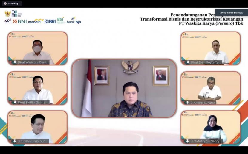 Menteri BUMN Erick Thohir menyaksikan penandatanganan perjanjian pokok transformas bisnis dan restrukturisasi keuangan PT Waskita Karya (Persero) pada Jumat (16/7).