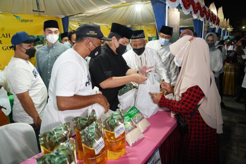 Menteri BUMN Erick Thohir menyaksikan operasi Pasar Murah sekaligus halal bihalal dengan warga Pasuruan di Gedung Harmoni, Pasuruan, Jawa Timur, Kamis (5/5).