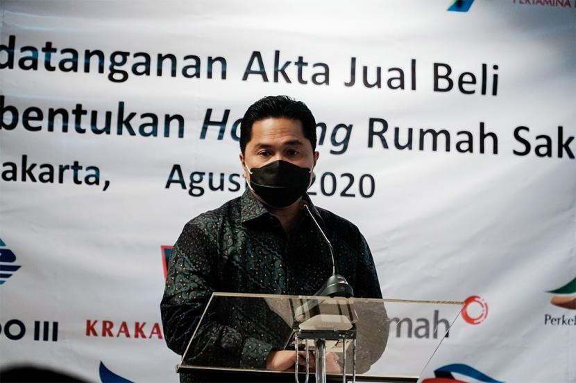 Menteri BUMN Erick Thohir menyaksikan penandatanganan akta jual beli tujuh BUMN pemilik Rumah Sakit BUMN dalam pembentukan holding rumah sakit BUMN di kantor Kementerian BUMN, Jakarta, Jumat (7/8).