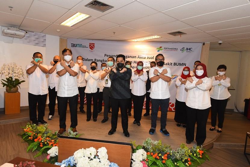Menteri BUMN Erick Thohir menyaksikan penandatanganan akta jual beli tujuh BUMN pemilik Rumah Sakit BUMN dalam pembentukan holding rumah sakit BUMN di kantor Kementerian BUMN, Jakarta, Jumat (7/8).