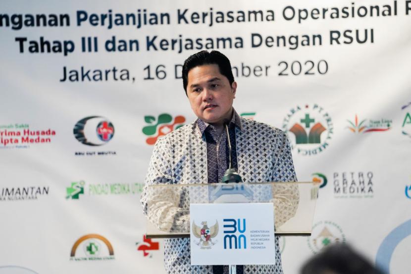Menteri BUMN Erick Thohir menyaksikan penandatanganan perjanjian kerja sama operasional rumah sakit (RS) BUMN tahap III di Synergy Lounge, Gedung Kementerian BUMN, Jakarta, Rabu (16/12).