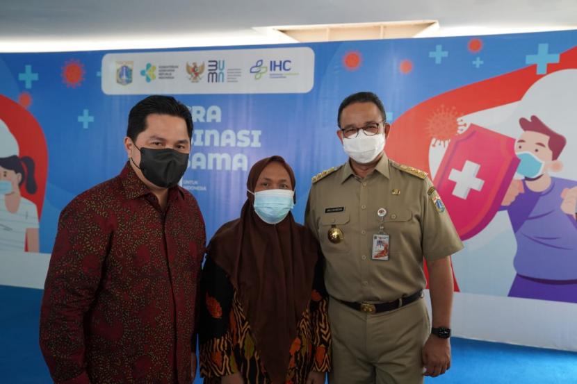 Menteri BUMN Erick Thohir menyaksikan program vaksinasi lansia di Sentra Vaksinasi Covid-19 Bersama di Istora, Senayan, Jakarta, Senin (8/3).