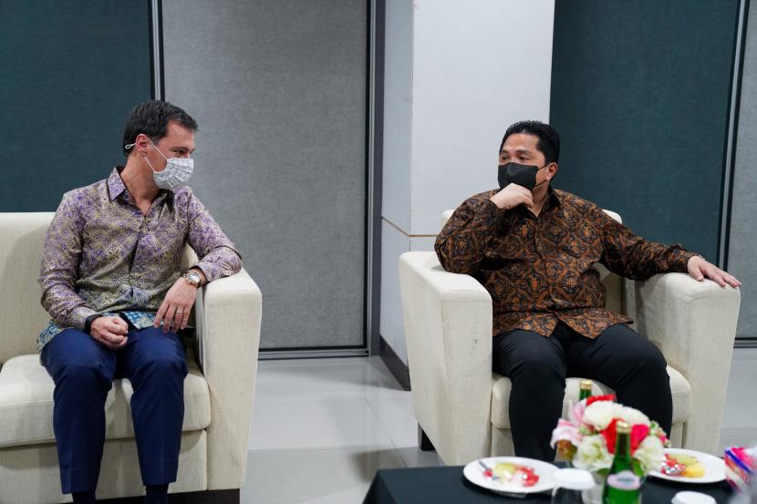 Menteri BUMN, Erick Thohir menyambut baik penyelesaian transaksi kerja sama investasi antara Indonesia Investment Authority (INA) dan PT Waskita Karya (Persero) Tbk (WSKT) beserta anak perusahaannya PT Waskita Toll Road (WTTR), untuk dua ruas Jalan Tol Trans Jawa, yakni Tol Kanci-Pejagan dan Tol Pejagan-Pemalang yang dilakukan di Jakarta, Selasa (6/9/2022).