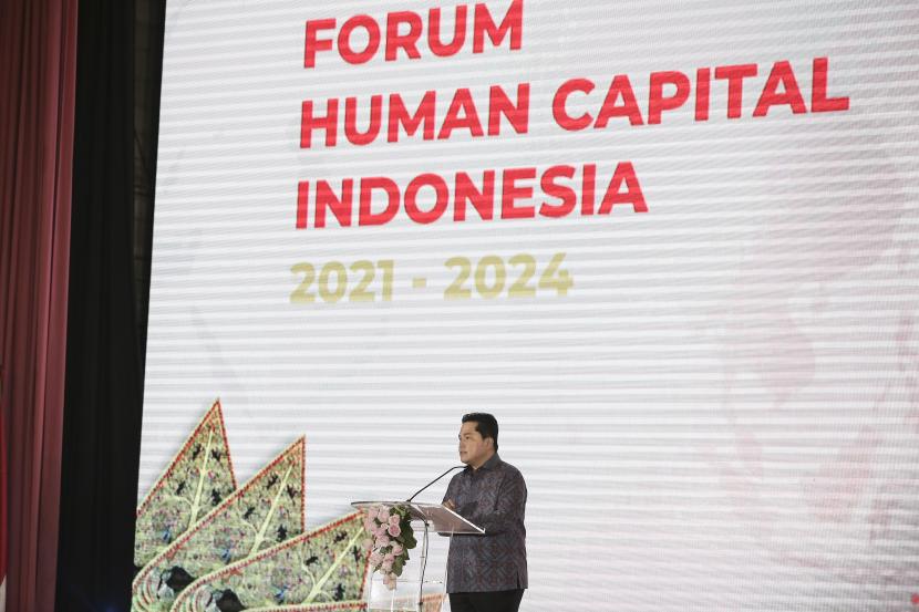 BUMN Minister Erick Thohir delivered his remarks at the inauguration ceremony for the management of the Indonesian Human Capital Forum (FHCI) for the 2021-2024 period in Jakarta, Wednesday (7/4/2021). FHCI is a forum for HR managers and practitioners in BUMN who are committed to spurring the improvement of the quality and competence of HR in the BUMN environment to adapt to business changes that are moving dynamically in the era of VUCA (Volatile, Uncertainity, Complexity and Ambiguity) and this digital disruption.