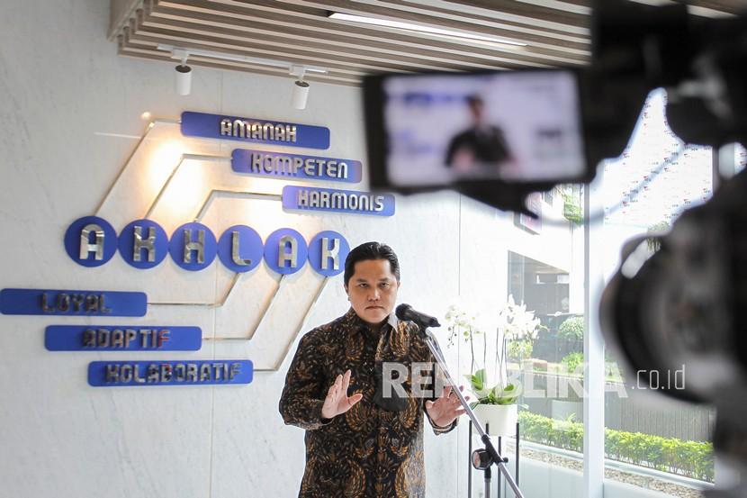 Menteri BUMN Erick Thohir menyampaikan keterangan pers di gedung Kementerian BUMN, Jakarta, Rabu (1/12/2021). Menteri BUMN Erick Thohir menyampaikan efisiensi di perusahaan-perusahaan milik BUMN dilakukan untuk menciptakan holding-holding BUMN yang kuat dalam menghadapi persaingan pasar. 