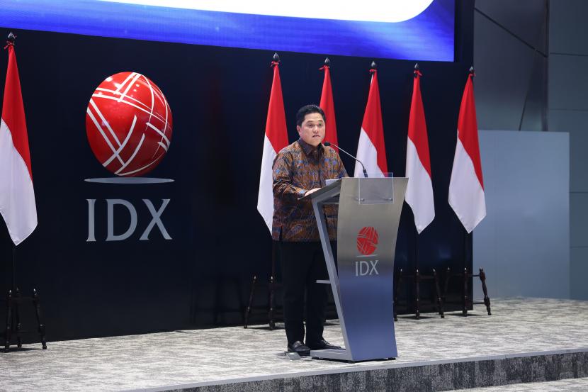 Menteri BUMN Erick Thohir menyampaikan sambutan usai menghadiri penandatanganan nota kesepahaman BEI dan Kementerian BUMN serta BKI di Jakarta, Senin (27/2/2023). 
