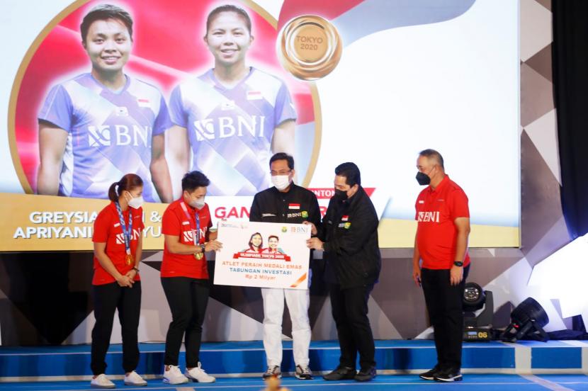 Menteri BUMN Erick Thohir menyerahkan bonus kepada atlet bulu tangkis Indonesia secara simbolis.