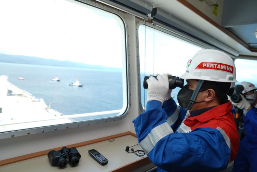 Menteri BUMN Erick Thohir saat berada di Kapal VLCC Pertamina Pride di Teluk Semangka, Lampung, Kamis (15/4).