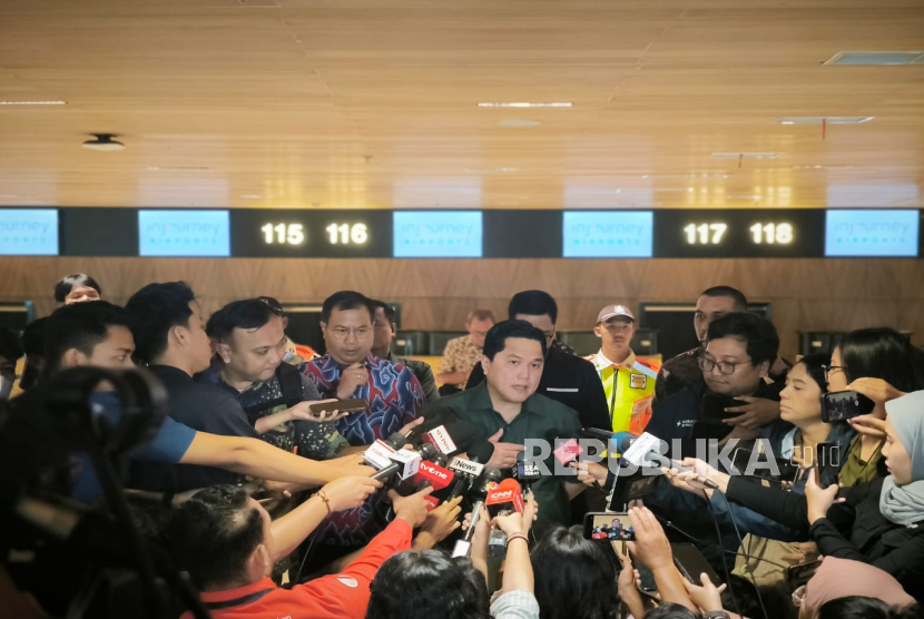 Menteri BUMN, Erick Thohir saat diwawancarai awak media di Terminal 2 Bandara Soekarno Hatta, Tangerang, Banten, Sabtu (1/3/2025). 