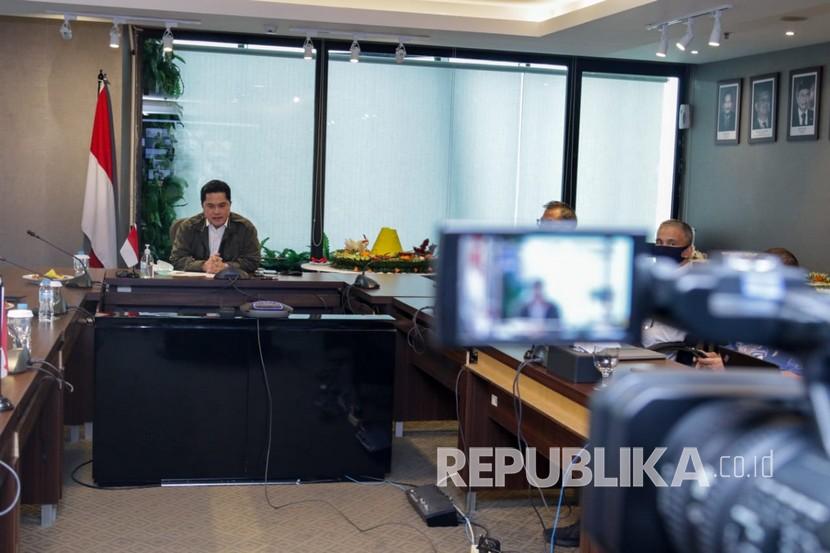 Menteri BUMN Erick Thohir saat kegiatan TownHall Meeting bersama seluruh Pegawai Kementerian BUMN dalam rangka Syukuran HUT ke-22 Kementerian BUMN di Jakarta, Senin (13/4).