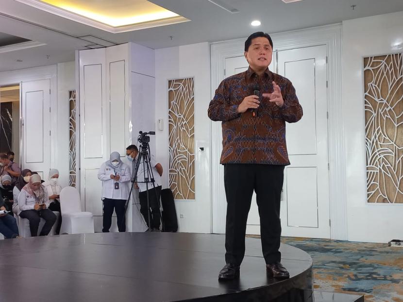 Menteri BUMN Erick Thohir saat konferensi pers capaian dan rencana kerja bertajuk BUMN 2023: Tumbuh dan Kuat untuk Indonesia di kantor Kementerian BUMN, Jakarta, Senin (2/1/2023).