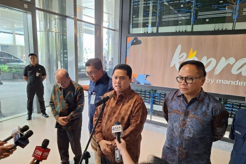 Menteri BUMN Erick Thohir saat konferensi pers peresmian Mandiri Digital Tower di Grogol Petamburan, Jakarta Barat, Rabu (18/9/2024)