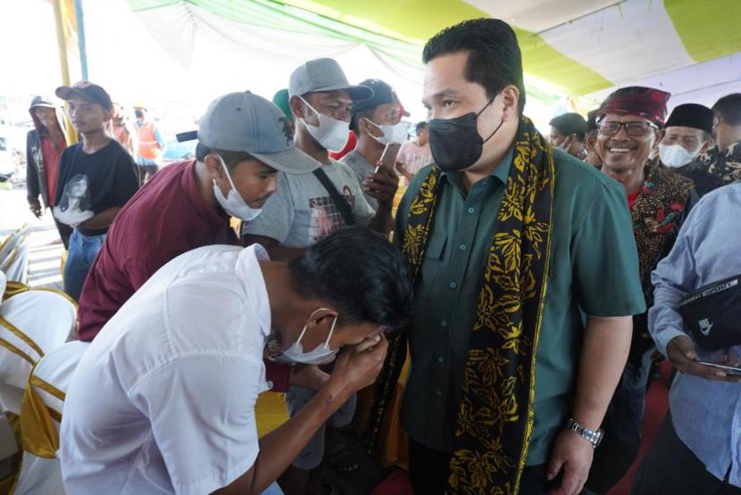 Menteri BUMN Erick Thohir saat melakukan kunjungan kerja ke kawasan Nelayan di Pantai Muncar Banyuwangi, Jawa Timur, Ahad (15/5).
