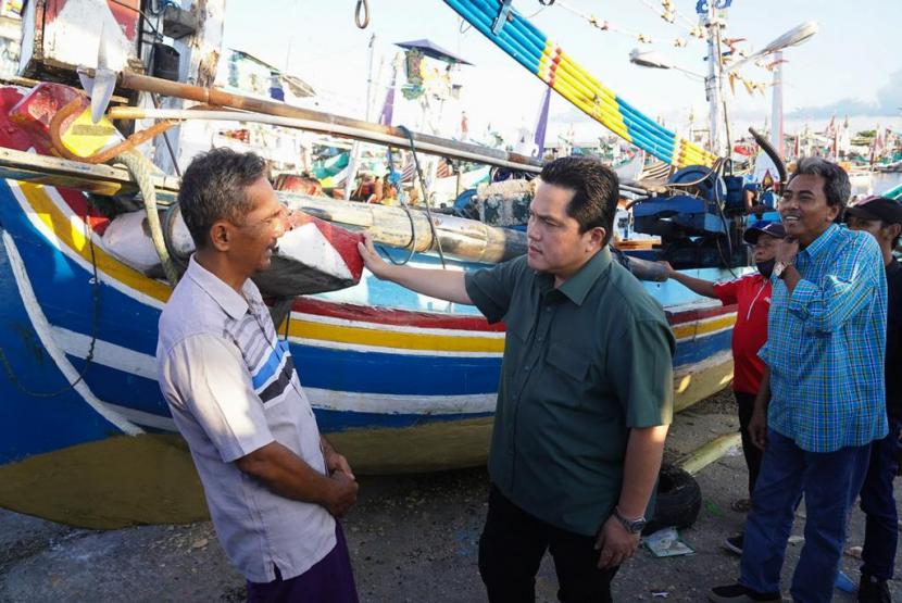 Menteri BUMN Erick Thohir saat melakukan kunjungan kerja. Sejumlah masyarakat nelayan Jakarta Utara yang tergabung dari kalangan nelayan ikut bergabung dengan Relawan Sobat Erick mendeklarasikan dukungan kepada Menteri BUMN Erick Thohir untuk maju sebagai capres di Pilpres 2024, pada Ahad (5/6).