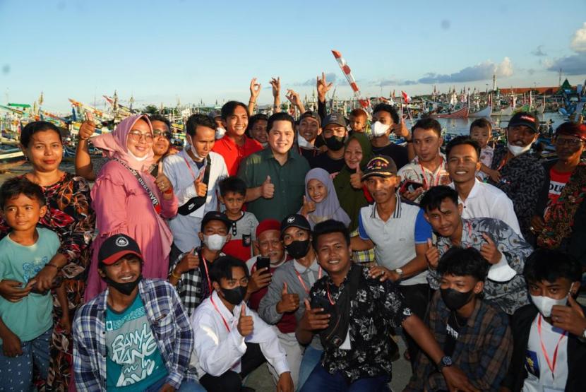 Menteri BUMN Erick Thohir saat melakukan kunjungan kerja ke kawasan Nelayan di Pantai Muncar Banyuwangi, Jawa Timur, Ahad (15/5).Erick menggaransi BUMN akan prioritaskan pembiayaan bagi nelayan