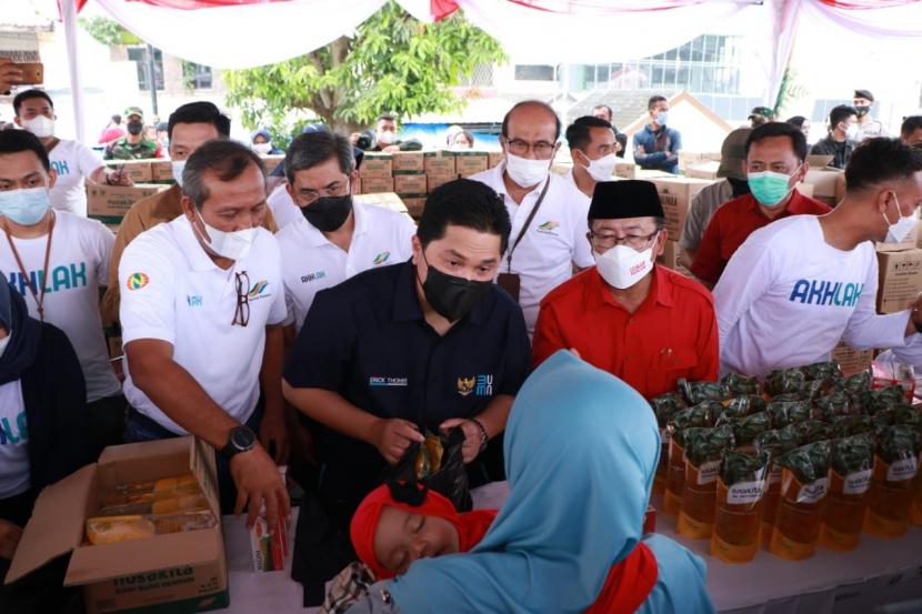 Menteri BUMN Erick Thohir saat memantau Grebek Pasar Murah Minyak Goreng Nusakita milik PTPN Group yang berada di Alun-alun Cianjur, akhir pekan lalu.