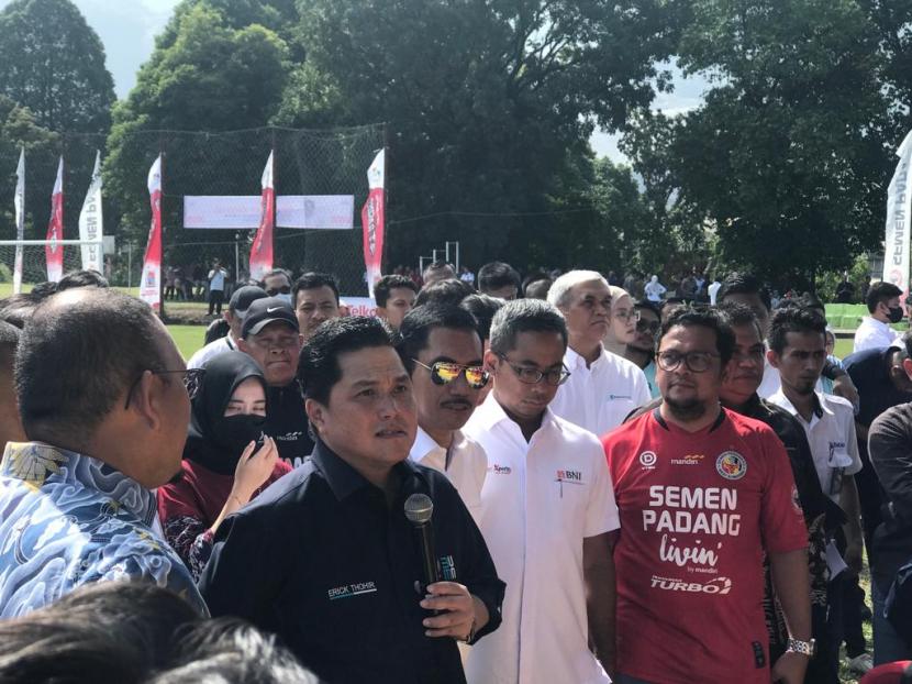 Menteri BUMN Erick Thohir saat memberi wejangan kepada kelompok suporter Semen Padang di Kompleks PT Semen Padang, Indarung, Kota Padang, Selasa (20/12/2022).