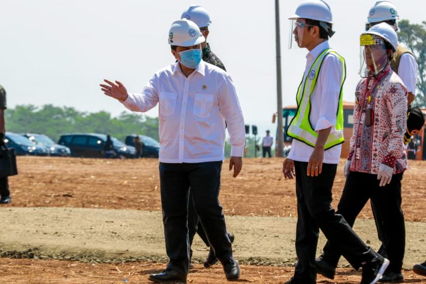Menteri BUMN Erick Thohir saat mendampingi Presiden Jokowi dalam peninjauan kawasan industri terpadu Batang dan relokasi investasi asing ke Indonesia di Batang, Jawa Tengah, Selasa (30/6).