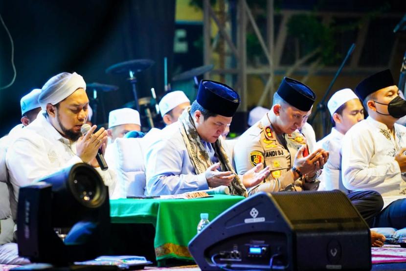 Menteri BUMN Erick Thohir saat menghadiri Majelis Shalawat At-Thohir di Ponpes Salafiyah Syafiiyah, Sukorejo, Situbondo, Jawa Timur, Sabtu (14/5/2022).