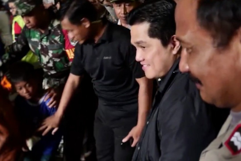 Menteri BUMN, Erick Thohir saat mengunjungi posko pengungsian korban banjir di Jakarta.