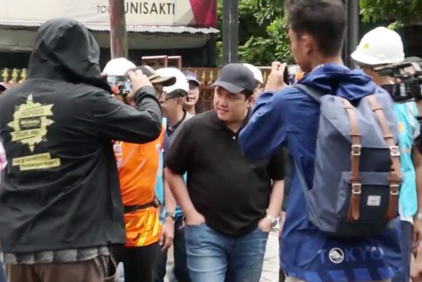 Menteri BUMN, Erick Thohir saat mengunjungi posko-posko pengungsi korban terdampak banjir Jabodetabek.