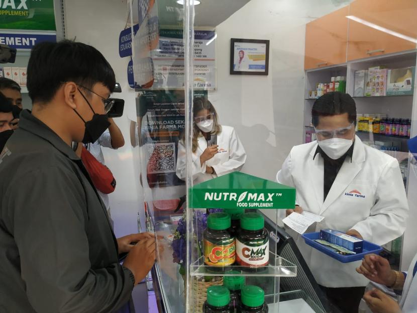 Menteri BUMN Erick Thohir saat meninjau langsung operasional dan pelayanan salah satu apotek Kimia Farma di Sawangan, Depok, Jawa Barat, Sabtu (4/9)