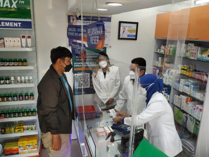 Menteri BUMN Erick Thohir saat meninjau langsung operasional dan pelayanan salah satu apotek Kimia Farma di Sawangan, Depok, Jawa Barat, Sabtu (4/9).