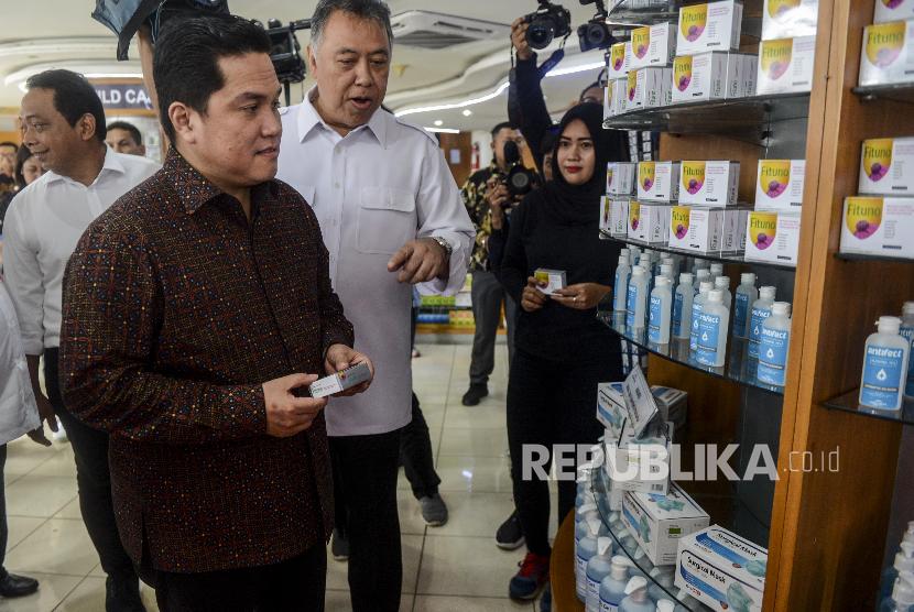Menteri BUMN Erick Thohir saat meninjau produk di salah satu gerai apotek Kimia Farma di kawasan Cikini, Jakarta, Rabu (4/3). 
