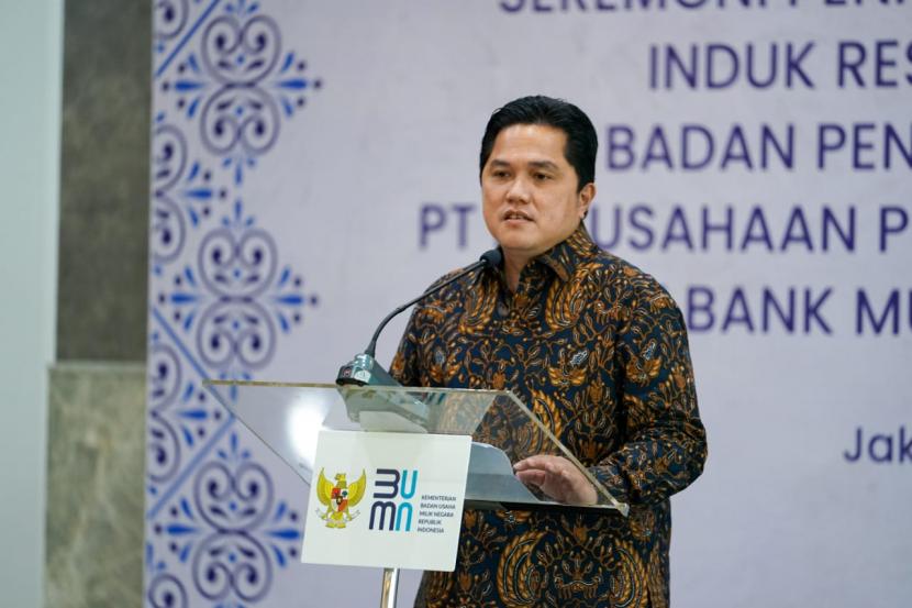 Menteri BUMN Erick Thohir saat menyaksikan penandatangan Master Restructuring Agreement (MRA) antara PT Perusahaan Pengelola Aset (Persero) atau PPA dengan Bank Muamalat dan Badan Pengelola Keuangan Haji (BPKH) di kantor Kementerian BUMN, Jakarta, Rabu (15/9).