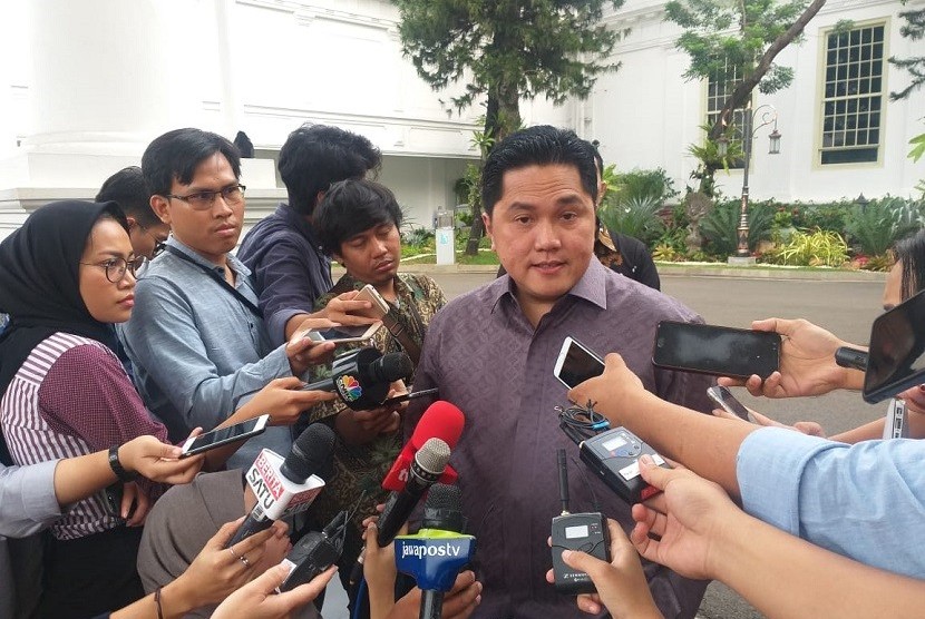 Menteri BUMN Erick Thohir saat menyampaikan pengumuman soal penunjukan Basuki Tjahaja Purnama atau Ahok sebagai Komisaris Utama PT Pertamina (Persero) kepada wartawan di Istana Negara, Jakarta, Jumat (22/11).
