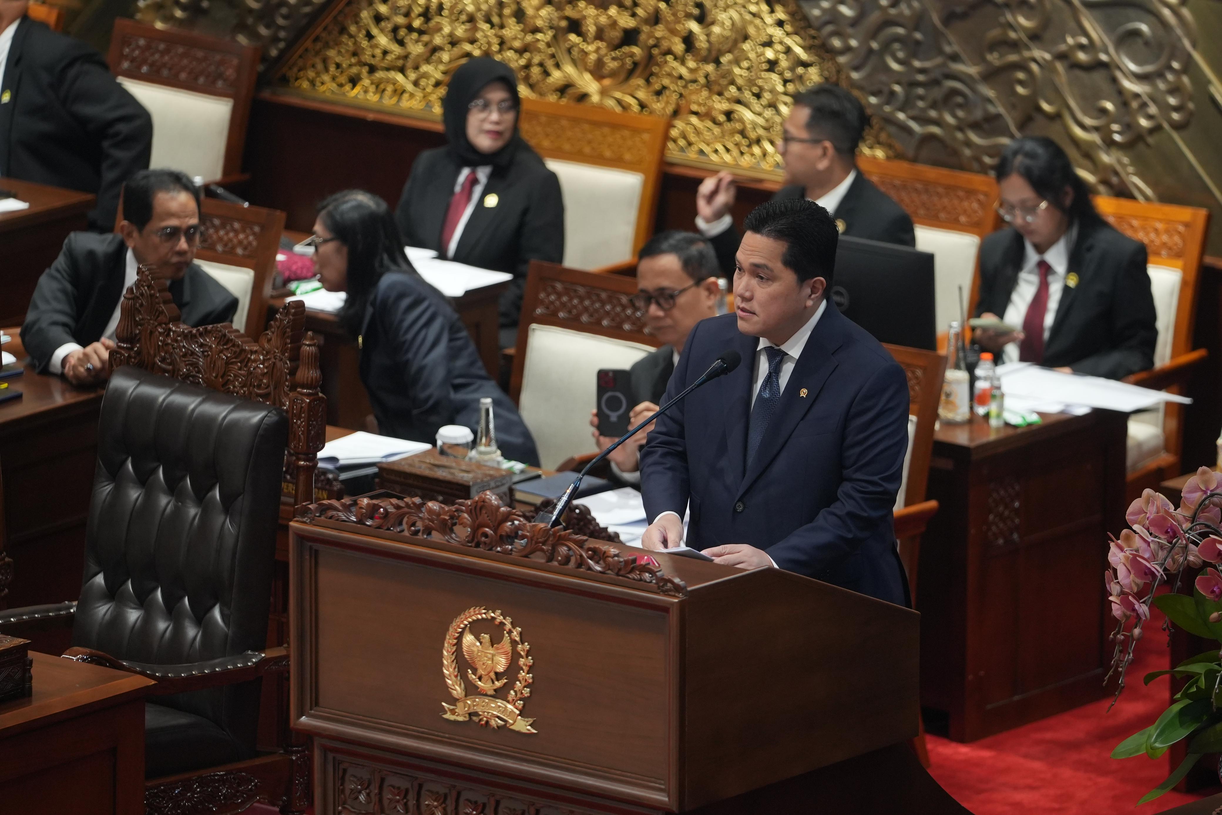 Menteri BUMN Erick Thohir saat rapat paripurna pengesahan RUU BUMN menjadi undang-undang BUMN di Ruang Rapat Paripurna, Gedung DPR, Jakarta, Selasa (4/2/2025). 